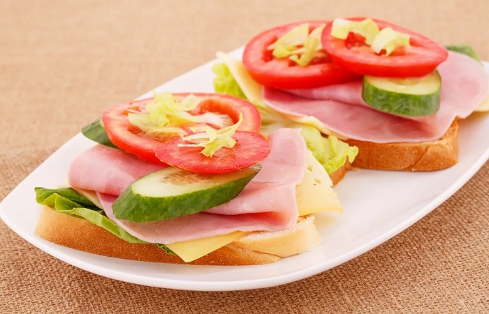 Бутерброды-с-ветчиной,-сыром,-огурцом-и-помидорами-01